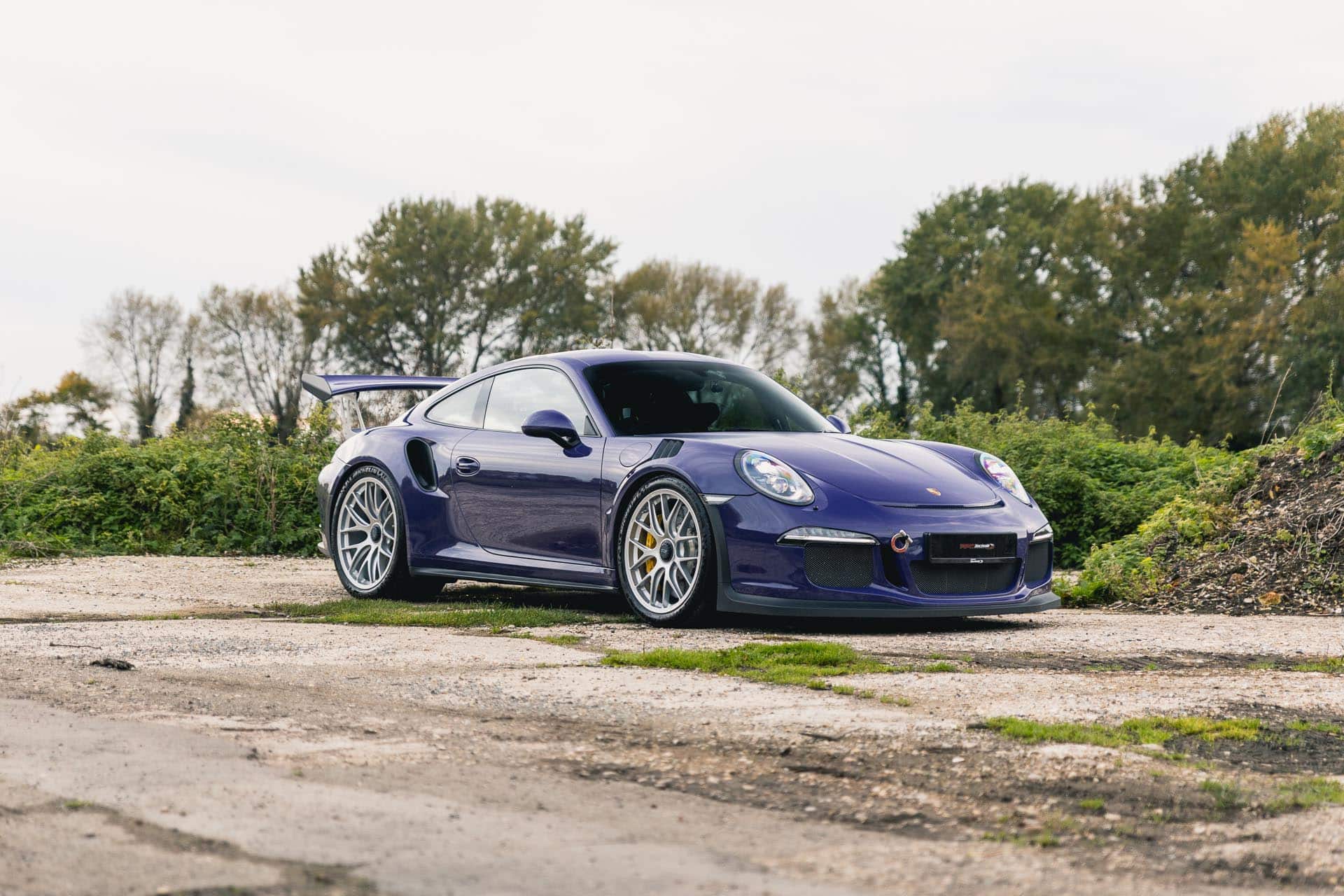 991.1 gt3rs parked outside