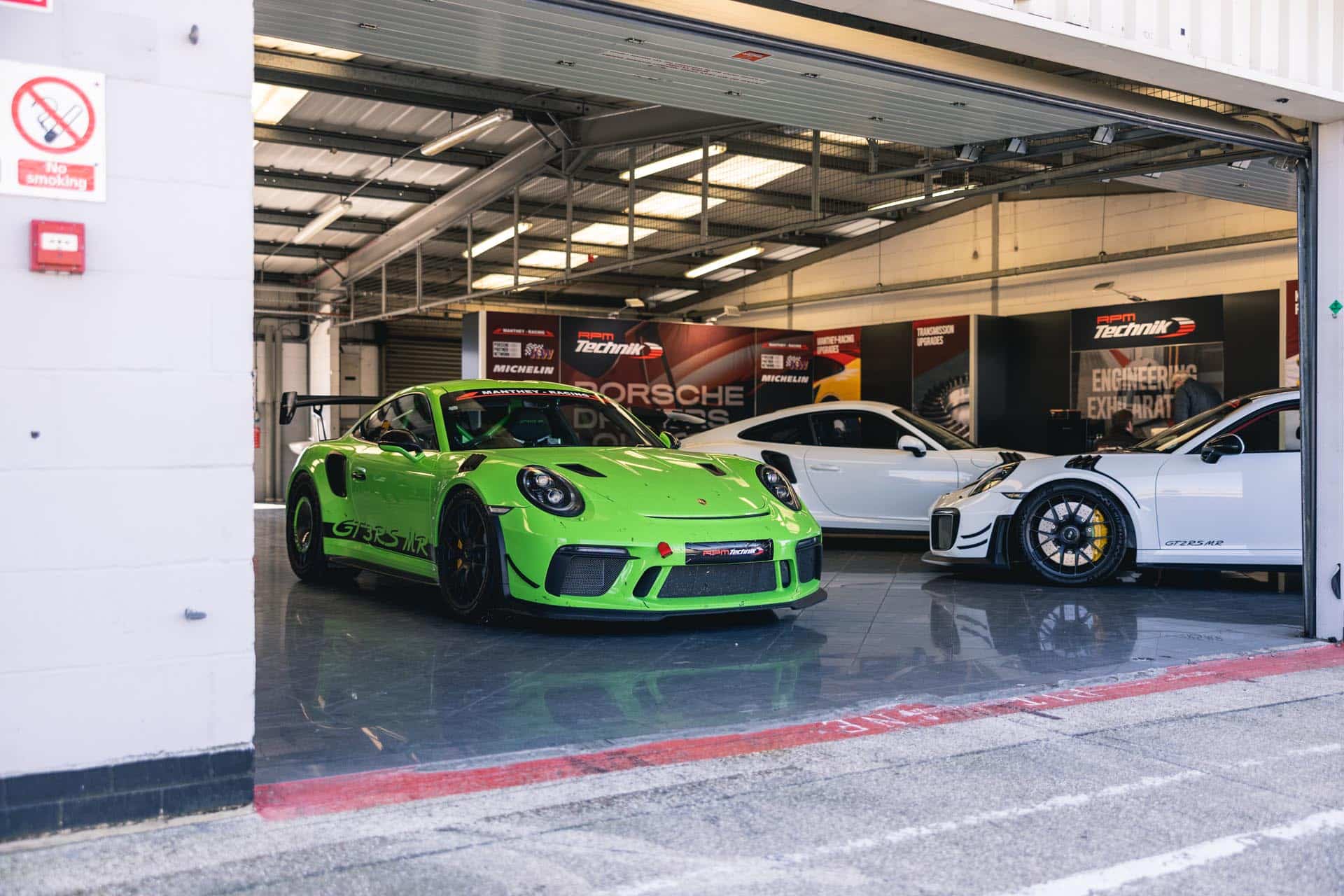 991-2-gt3rs-in-silverstone-garage