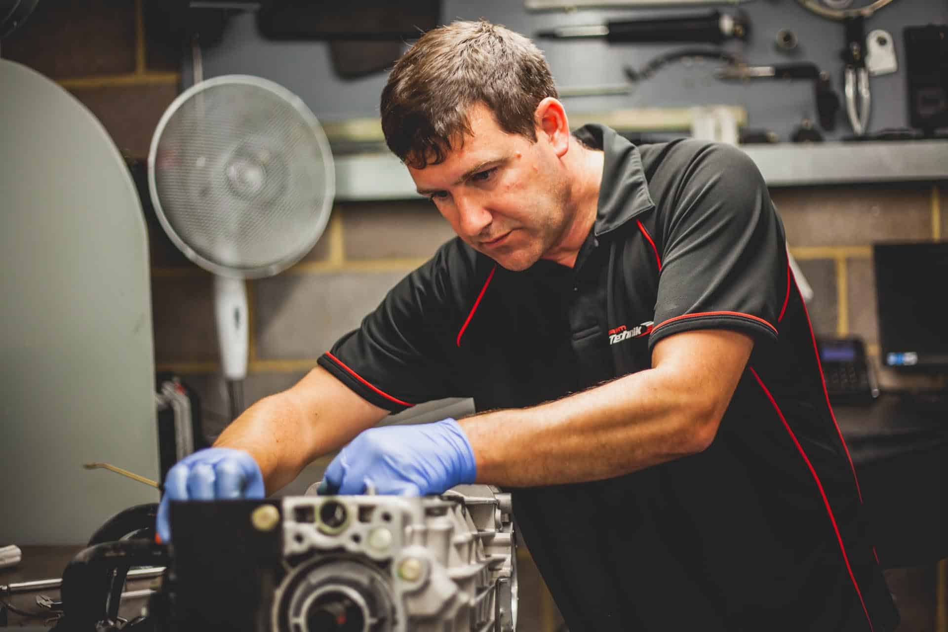 dave lee working on porsche engine