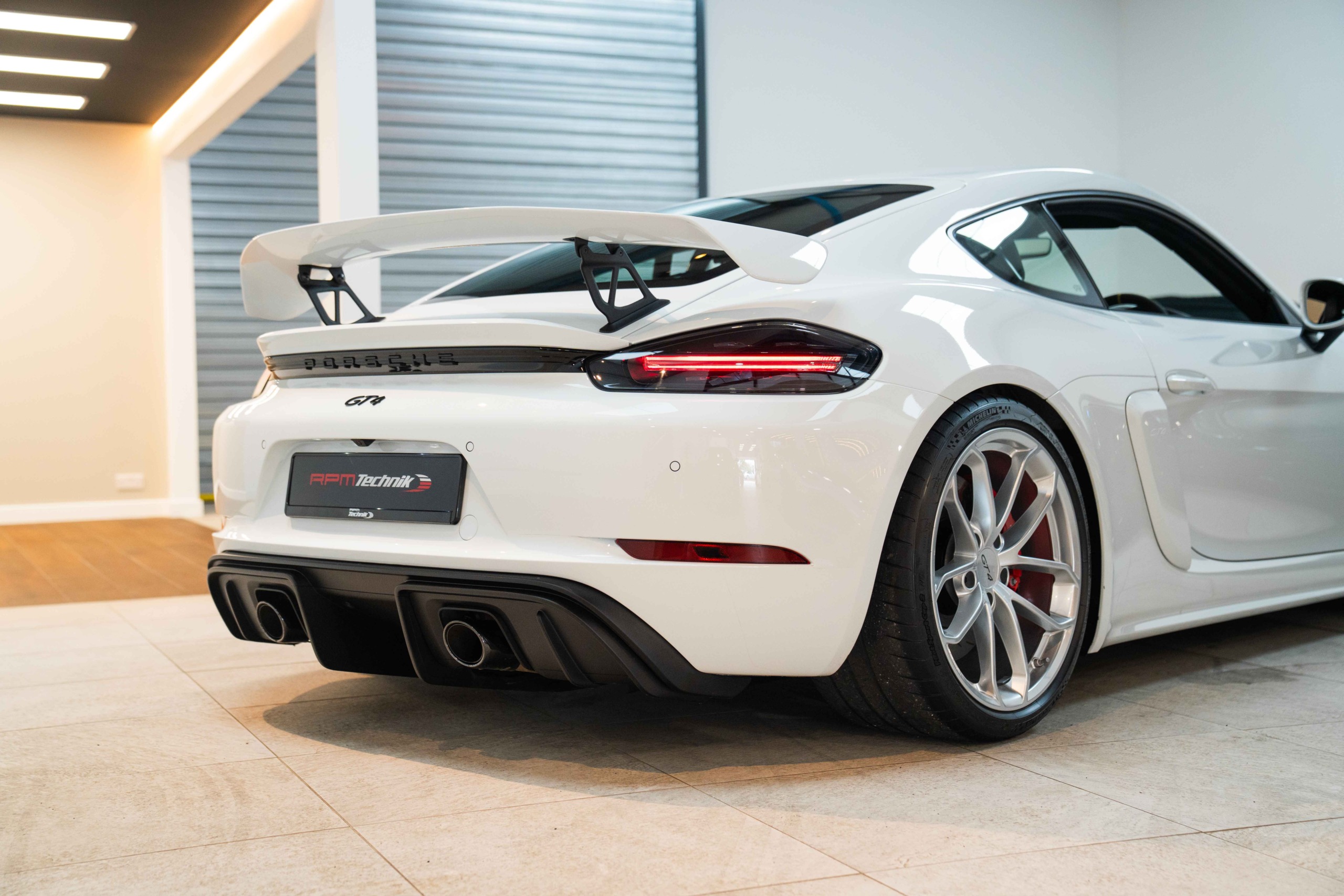 718-gt4-white-38